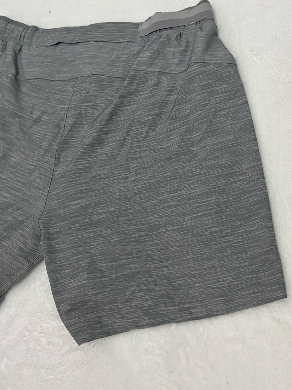 LULULEMON ATHLETICA Men's Performance Grey Athletic Shorts - Picture 6 of 12